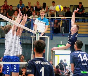 Jonas Krug (rechts) punktet hier für den VSV Oelsnitz. Er wurde am Ende der Partie als bester Akteur in den Reihen der Gastgeber geehrt. 