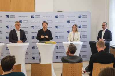 Stadtsprecher Matthias Nowak und Baubürgermeister Michael Stötzer stellten am Dienstag die Ergebnisse der Machbarkeitsstudie vor. Linda Hüttner und Toni Kunze (alle von links) gehören zu den Niners-Unterstützern, die das Projekt umsetzen wollen.
