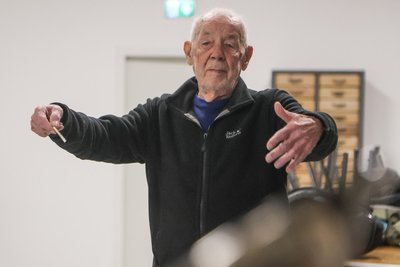 Helmut Därr, der Grand Senior der Chemnitzer beziehungsweise Karl-Marx-Städter Blasmusik zu Besuch beim heutigen Ensemble.