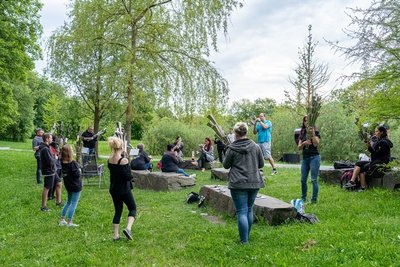 Ihre erste Probe nach zweimonatiger Corona-Zwangspause haben die Mitglieder des 1. Vogtländischen Schalmeienzugs Auerbach am Mittwochabend im Hofaupark der Dreitürme-Stadt absolviert. Dies soll bis auf Weiteres auch so bleiben, weil sich die Abstandsregeln im Probenraum nicht einhalten lassen. 