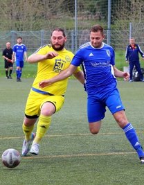 Rico Löbel (links) im Duell mit Crossens Ramy Gedari. 