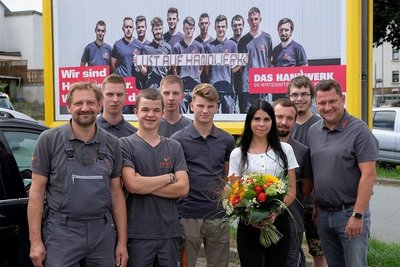 Seidel-Lehrlinge vor dem Seidel-Plakat am Netto. Links Lehrausbilder Ronny Krultscher, rechts Firmenchef Marcel Seidel mit Mandy Helmerich, die im Betrieb solche Aktionen und Social Media koordiniert. 