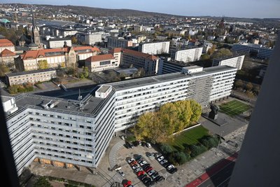 Das Gelände hinter der „Parteifalt“ gehört dem Freistaat. Der stellt es der Stadt und den möglichen Investoren aber für die Bebauung mit einem Sport- und Kulturcampus zur Verfügung.