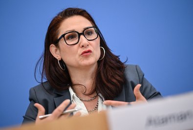 Die Bundesbeauftragte für Antidiskriminierung, Ferda Ataman, hält die geplante Reform des Allgemeinen Gleichbahandlungsgesetzes (AGG) für nicht ausreichend. (Archivfoto)