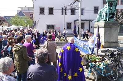 Befürworter des Europagedanken trafen sich am Sonntag zu einer Kundgebung vor dem Zwickauer Robert-Schumann-Denkmal.