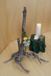 Raum der Stille: eine Wurzel als Zeichen von Vergänglichkeit.