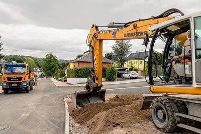 Baumaschinen des VSTR erledigen noch Restarbeiten an der August-Bebel-Straße. Am Donnerstag ist Bauabnahme, am Freitag Einweihung.