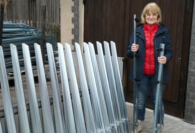 Cornelia Seidel, Inhaberin der Firma Curt Seidel Elektroweidezaun, mit den traditionellen Pfählen, die nun im vogtländischen Hammerbrücke gefertigt werden. 