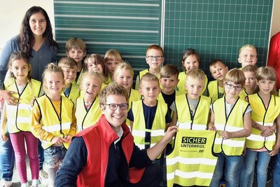 Die Klasse 1a mit ihrer Klassenleiterin Nadine Drechsler, Falk Hoffmann (vorn, ACE-Gebietsleiter Mitteldeutschland, Mitte) und Lutz Meinhardt (Stellvertretender Kreisvorsitzender des ACE für Sachsen Süd). 
