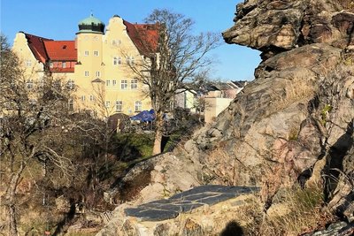 Wer zieht als neues Stadtoberhaupt in das Schönecker Rathaus (Foto) ein, das 2023 auf sein 100-jähriges Bestehen blicken kann? Der Alte Söll in unmittelbarer Nachbarschaft trug wahrscheinlich ab 1180 eine Burg. 