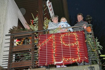 Jürgen und Bärbel Angermann - auf dem Bild mit Enkelin Mia - haben die 19 beim Adventskalender gestaltet. Ihre Zahl sowie alle anderen werden nochmals gemeinsam am 25. und 26. Dezember leuchten.