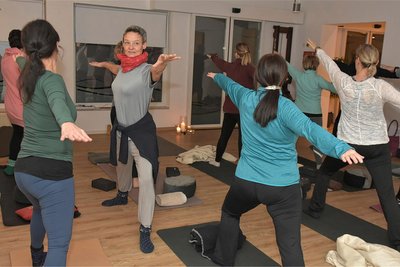 Die ausgebildete Yoga-Lehrerin Ute Schumacher bietet Kurse in verschiedenen Schwierigkeitsstufen an.