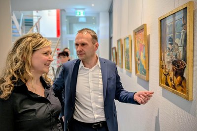 Während der Eröffnung der Ausstellung ließ sich Filialleiter Thomas Stanzel von Nicole Musch so manche Feinheit der Kunst erklären.