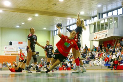 Christina Zuber, Laura Majer und Silvia Sajbidor (alle Zwickau) können hier nur zusehen, wie Pia Dietz (Halle) einen Treffer erzielt.