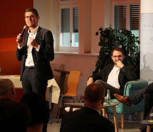 Thomas Arnold von der Katholischen Akademie begrüßte am Sonntag im Breuergymnasium in Zwickau den Autor Lukas Rietzschel, ZDF-Chefredakteur Peter Frey und Bürgerrechtler Frank Richter (von links). 