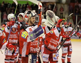 Eispiraten-Torwart Christian Schneider (Nummer 20) war am Freitag beim 3:2-Sieg gegen Spitzenreiter Kaufbeuren mit drei Paraden im Penaltyschießen der Held des Abends. 