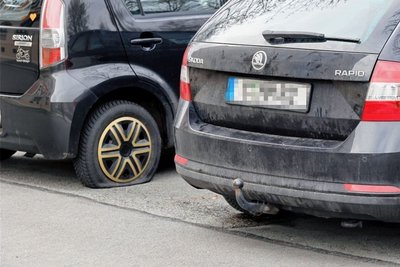 Reihenweise Autos mit platten Reifen fanden sich am Wochenende zum Beispiel entlang der Haubold- und der Schloßteichstraße. 