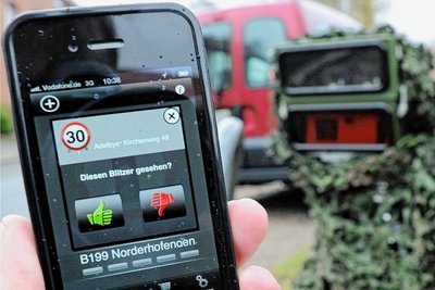 Nach einem aktuellen Urteil dürfen auch Beifahrer keine für den Fahrer sichtbaren Blitzer-Warn-Apps nutzen. 
