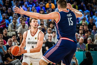 NBA-Stars unter sich: Franz Wagner verlor mit dem deutschen Team gegen die Serben um Nikola Jokic.