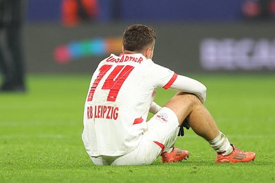 Leipzigs Christoph Baumgartner sitzt enttäuscht auf dem Rasen.