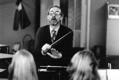 Helmut Därr im Jahr 1984, als er das Zentrals Pionier- und Jugendblasorchester „Juri Gagarin“ von Karl-Marx-Stadt dirigierte.