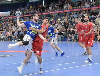 Sebastian Paraschiv (l.) am Ball.