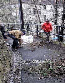 In Falkenau wurde der Weg zwischen Thälmann-Straße und B 173 gesäubert. 