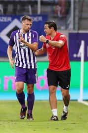 FCE-Teamchef Marc Hensel (rechts) unterhält sich mit Sören Gonther. Alle drei Spiele dieser Saison, in denen der Abwehrroutinier fehlte, verloren die Auer.
