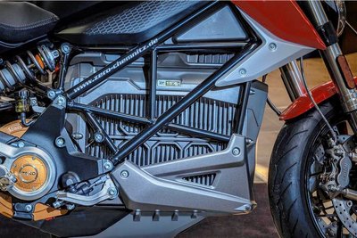Kraftwerk: Die Akkus von Zero-Motorrädern gibt es in verschiedenen Größen. Dieser hier hat eine Kapazität von 15,6 Kilowattstunden, was laut Normzyklus für 200 Kilometer reicht. 