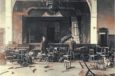 Aus den "wilden Zwanzigern" in Oelsnitz: Nach der Saalschlacht im Schützenhaus am 11. April 1924.