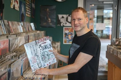 In Chemnitz werden nicht nur Schallplatten verkauft, sondern auch produziert. René Thierfelder zeigt ein Album der Chemnitzer Band „Suralin“.