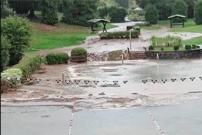 Innerhalb von Minuten stand das Burkhardtsdorfer Freibad voll Schlamm, den der Regen von den Feldern ringsum gespült hatte. 