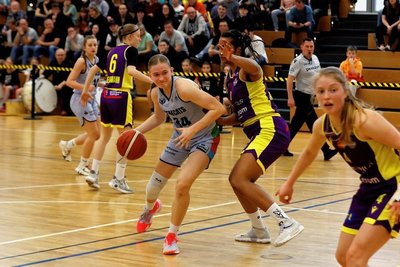 Am Samstagabend noch im Ballkleid bei der "Chemmy"-Verleihung, am Sonntag dann im Dress auf dem Parkett beim Sieg gegen Göttingen: Lilly Küppers (am Ball) von den Chemcats hatte am Wochenende viel zu feiern - auch, wenn es für die ganz großen Erfolge nicht gereicht hat. 