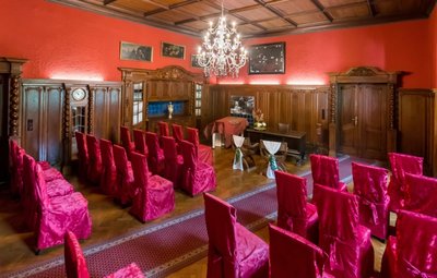 Seit dem 1. Juli ist das Schloss Rauenstein auch Standesamt. Trauungen sind sowohl im Schloss als auch im Außenbereich möglich. Das gilt ebenfalls für die anschließenden Feierlichkeiten. 
