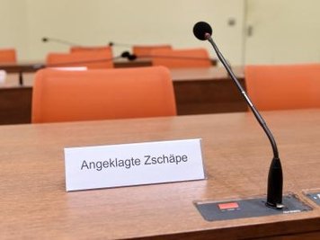 Beate Zschäpe muss sich als mutmaßliche Mittäterin für die Serie der zehn Morde und zwei Sprengstoffanschläge verantworten, die dem «Nationalsozialistischen Untergrund» vorgeworfen werden.