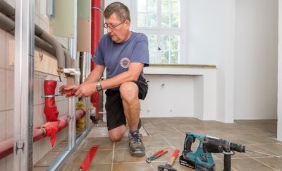 Gert Arnold ist mit Installationsarbeiten in den künftigen Toiletten im Erdgeschoss des Kavaliershauses beschäftigt. Diese sind vordergründig für Gäste vorgesehen, die das Schlossareal für Feiern gebucht haben.