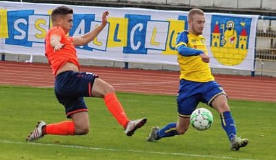 Wirbelwind von Außen: Reichenbachs Fabian Peltsch (rechts) fehlte am Ende das Schussglück. 
