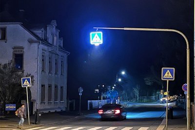 Seit Mittwoch ist der Fußgängerüberweg Adorfer Straße in Markneukirchen mit LED-Technik beleuchtet.