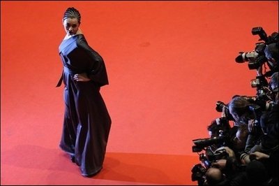 Die chinesische Schauspielerin Yu Nan, Mitglied der Jury der 60. Internationalen Filmfestspiele Berlin, posiert auf dem Roten Teppich vor der Preisverleihung. Der Goldene Bär der Berlinale geht an die türkisch-deutsche Koproduktion "Bal" ("Honig") von Semih Kaplanoglu.