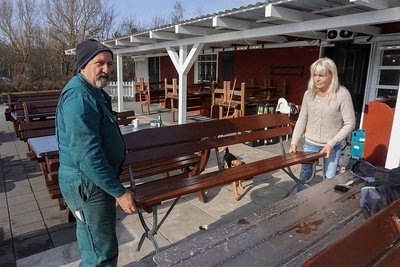 Sabine Wurzer (rechts), die Betreiberin vom Strand-Imbiss an der Talsperre Pirk, mit ihrem Ehemann Markus Wurzer. Sie suchen einen Nachfolger.
