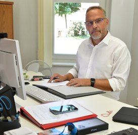 Der neue Landrat Dirk Neubauer hat von seinem Vorgänger die Grundausstattung des Büros im Freiberger Amt übernommen. 