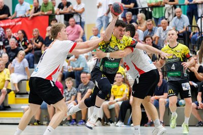 Aleksander Olkowski (Mitte) wird hier von zwei Berliner Jungfüchsen in die Zange genommen.