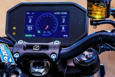 Kommandozentrale: Das riesige Display zeigt Akkukapazität, gefahrene Strecke, Batterie- und Motortemperatur, Restreichweite, Fahrmodi und natürlich auch die Geschwindigkeit an.