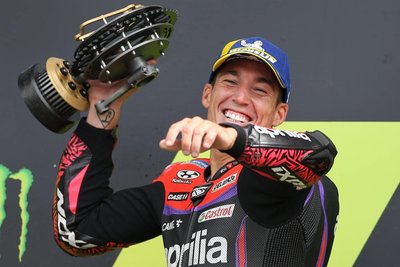 Aleix Espargaro schlug Weltmeister Francesco Bagnaia ein Schnippchen und strahlte auf dem Siegerpodest. 