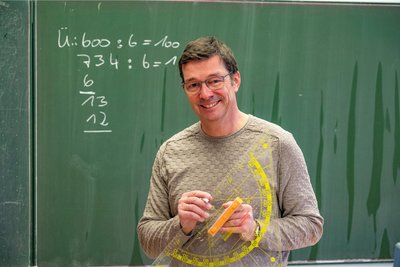 „Das hat die Schule gewuppt“: Schulleiter Steffen Wurm und sein Team ermöglichten mit großen Engagement, dass eine Schülerin im Rollstuhl weiter den Unterricht besuchen konnte.