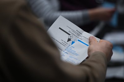 Der Kreiswahlausschuss hat am Freitag in Plauen über die Zulassung der eingegangenen Wahlvorschläge entschieden und damit, wer im Wahlkreis Vogtlandkreis auf dem Stimmzettel stehen wird.