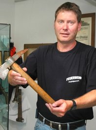 
              <p class="artikelinhalt">Jörg Haferkorn - hier im Museum Auerbach, wo er vor zwei Jahren eine Ausstellung zur Feuerwehrgeschichte mitgestaltete - will nicht wieder für das Amt des Wehrleiters kandidieren.</p>
            