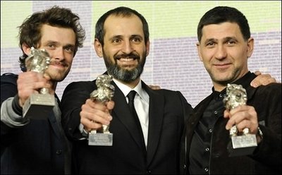 Die russischen Schauspieler Grigoriy Dobrygin (l.) und Sergei Puskepalis (r.) posieren in Berlin mit ihren Silbernen Bären, die sie als "Beste Darsteller" bekommen haben, dazwischen steht der russische Regisseur Alexej Popogrebsky mit dem Silbernen Bären in der Kategorie "Herausragende künstlerische Leistung in der Kategorie Kamera", den er im Namen des russischen Kameramanns Pavel Kostomarow entgegen nahm.