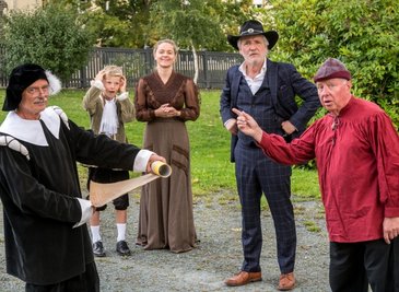 Sie laden am Samstag auf eine Zeitreise ein: Armin Friedrich, Johann und Michaela Weber, Axel Poike und Karl Otto Thierfelder (v. l. n. r.) spielen beim "Geburtsspektakel" auf dem Marktplatz mit. 