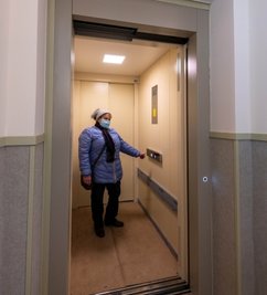 Am Gebäude ist ein Fahrstuhl zum Saal angebaut worden. Auch eine Behindertentoilette gibt es nun.
